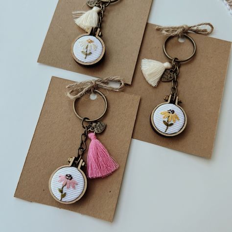 Daisy Hand Embroidered Keychain, Mini Embroidered Keychain, Daisy Flower Keychain, Cute Keychain, Aesthetic Keychain, Gifts for her https://etsy.me/3GEeq3W #brown #christmas #white #handembroidery Key Ring Cross Stitch Patterns, Cute Keychain Aesthetic, Cross Stitch Keychain, Keychain Embroidery, Embroidery Keychain, Aesthetic Keychain, Keychain Aesthetic, Bag Embroidery, Mini Keychain