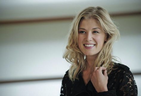 Women We Love: Rosamund Pike (33 Photos) - Suburban Men Rosemund Pike, Grammys 2015, Rosamund Pike, Gone Girl, English Actresses, Hottest Celebrities, Celebrities Female, Blonde Hair, Hollywood