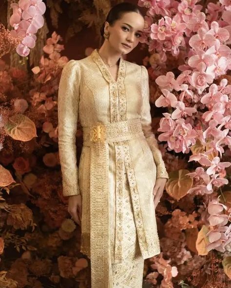 Melayu Wedding Dress, Kebaya Melayu, Enzy Storia, Songket Dress, Model Dress Kebaya, Kebaya Lace, Baju Kahwin, Nikah Outfit, Kebaya Wedding