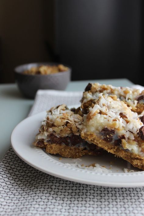 These Million Dollar Bars are the result of trying to hunt down a Zupas Million Dollar Bar copycat recipe! These bars are chocolatey, gooey, messy perfection! Million Dollar Bars, Magic Bars, Gourmet Cooking, Cookie Bar Recipes, Million Dollar, Fun Cooking, Dessert Bars, Cookie Bars, Bars Recipes