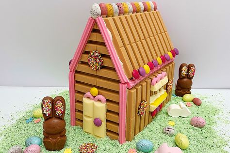 Move over, gingerbread houses - there's a new treat in town that's perfect for Easter. This Easter bunny house is fun to build and makes a show-stopping centrepiece for any dessert table. Bunny House Ideas, Mushroom Pithivier, Easter Bunny House, Easter Baking Recipes, Easter Kids Food, Coconut Flower, Pearl Couscous, Easter Entertaining, Easter Gathering