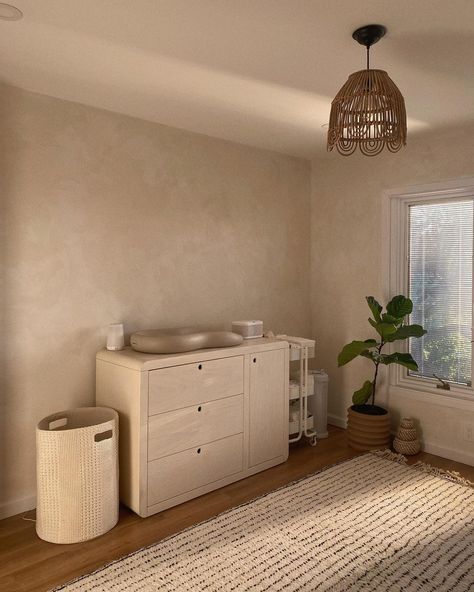 Nursery Ideas Beige, Natural Nursery Ideas, Minimalist Nursery Ideas, Nursery Changing Station, Minimalist Baby Room, Modern Nursery Furniture, Beige Nursery, Kids Dresser, Cozy Baby Room