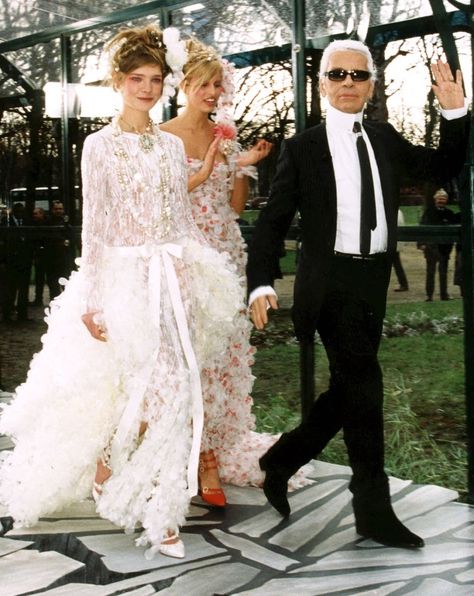 Famous Models Wearing Chanel Couture Wedding Dresses - Natalia Vodianova Chanel Wedding Dress, Wedding Dress Fall, Column Wedding Gown, Chanel Wedding, White Wedding Suit, Kansas Wedding, Mode Chanel, Natalia Vodianova, Chanel Couture