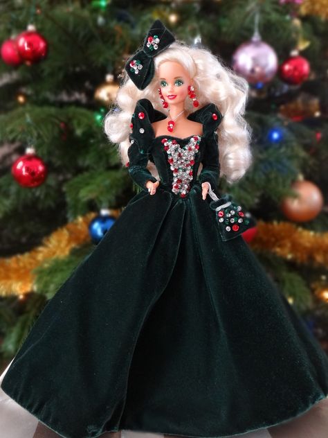 Barbie Holiday Dolls, Christmas Barbie Dolls, Fantasy Dollhouse, 1990s Christmas, Original Barbie Doll, Barbie Christmas, Barbie 1990, Award Show Dresses, Mistletoe Christmas