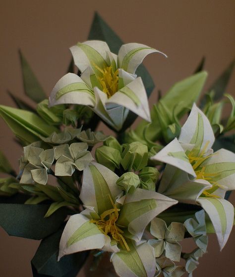 Easter Lilies Lilies Origami, Paper Lily Flower, Green Paper Flowers, Paper Lilies, Paper Flowers Origami, Easter Origami, Paper Flowers Gift, Paper Flowers Bouquet, Easy Origami Animals