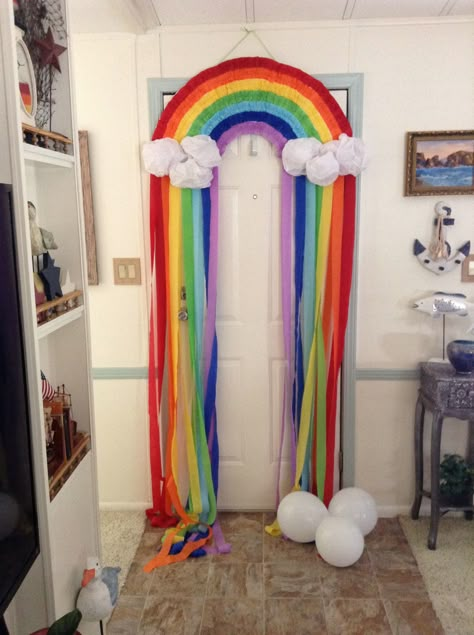 Diy Playroom, Colorful Playroom, Preschool Classroom Decor, Kindergarden Activities, Rainbow Room, Door Decorations Classroom, Wall Hanging Crafts, Rainbow Theme, Wall Hanging Diy