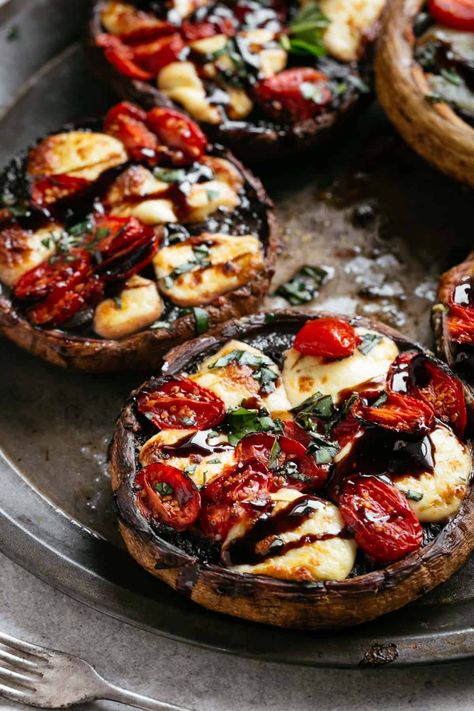 Stuffed Portobello Mushrooms on a baking tray sheet #stuffed #portobello #mushrooms Meat Stuffed Mushrooms, Portobello Sandwich, Mushrooms On Toast, Mushrooms Roasted, Stuffed Portobello Mushrooms, Cream Cheese Appetizer, Mushroom Recipes Healthy, Mushroom Appetizers, Stuffed Portobello