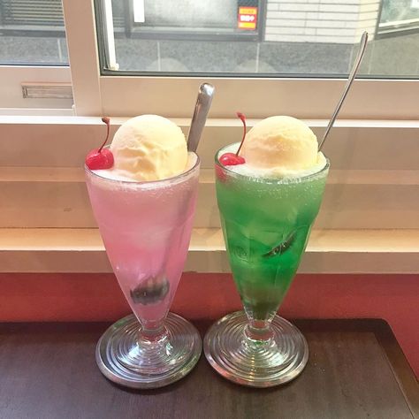 Japanese Soda, Soda Float, Melon Soda, Soda Floats, 귀여운 음식 그림, Ice Cream Floats, Cute Snacks, Pretty Drinks, Cream Soda