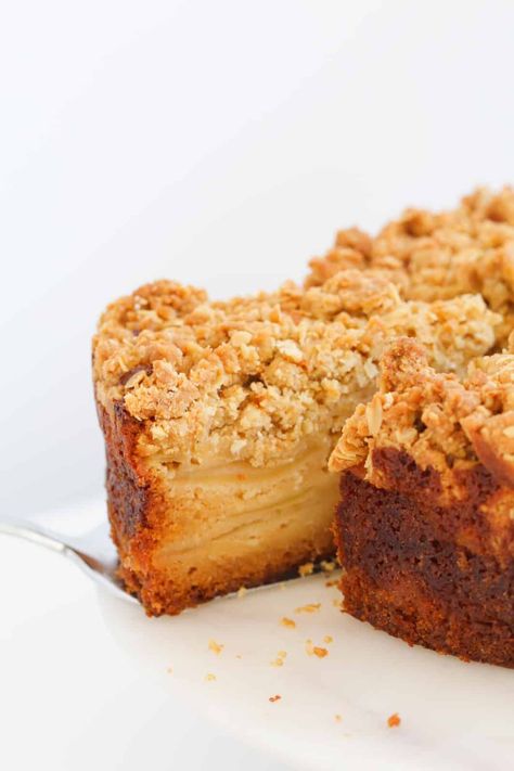 The most delicious Apple Crumble Cake recipe ever! A simple tea cake layered with slices of apple and topped with a sweet and crunchy crumble. #apple #crumble #streusel #cake #recipe #thermomix #conventional #dessert Crumble Apple Cake, Apricot Crumble Cake, Apple Crumble Cake Recipe, Apple Crumble Recipe Easy, Apple Streusel Cake, Marvellous Creations, Crumble Cake Recipe, Healthy Apple Cake, Autumn Desserts