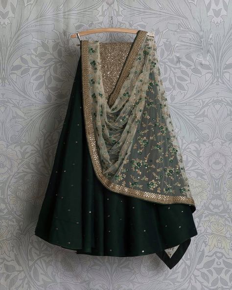 Lehenga Hanging, Dark Green Lehenga, Green Lehenga Choli, Indian Outfits Lehenga, Lehenga Designs Simple, Lehnga Dress, Work Lehenga, Green Lehenga, Half Saree Designs