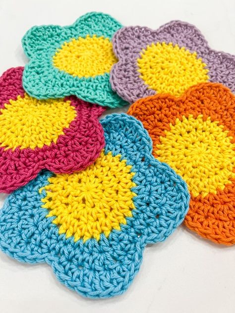 Okie Girl, Coasters Crochet, Crochet Potholder Patterns, Beanie Knitting Patterns Free, Crochet Scrubbies, Crochet Coasters Free Pattern, Flower Coaster, Flower Coasters, Crochet Flowers Easy