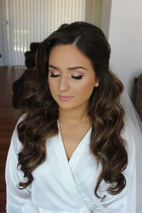 One Side Hairstyle Wedding Bridesmaid, Wedding Hairstyles Face View, Wedding Hair Styles Brown Hair, Deep Side Part Hairstyles Wedding, Dark Wedding Hairstyles Down, Down Curled Hairstyles Wedding, Dark Long Hair Wedding Hairstyles, Down Curly Bridal Hair, Wedding Hair For Big Ears