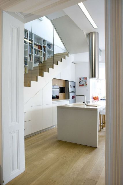 kitchen under the stairs Small Modern Kitchen Ideas, Kitchen Under Stairs, Casa Open Space, تحت الدرج, Stairs In Kitchen, Asma Kat, Small Modern Kitchens, Kitchen Design Gallery, Modern Stairs