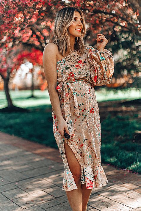 Grab the stylish maternity guest outfit for your maternity dress ideas.#maternitylook #maternitydresses #weddingguestideas. Maternity Dress Ideas, Wedding Guest Dress Ideas, Elegant Wedding Guest Dress, Wedding Guest Style, Pregnancy Looks, Stylish Maternity, Wedding Guest Outfit Summer, Fashion Event, Guest Outfit