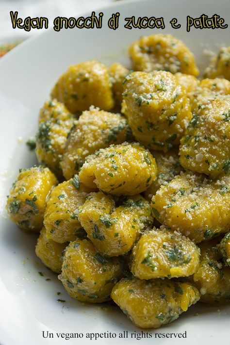 Un vegano appetito: Vegan gnocchi di zucca e patate con sugo alle erbe Pumpkin Gnocchi Recipes, Vegan Gnocchi, Pumpkin Recipes Dinner, Sage Sauce, Avocado Pesto Pasta, Pumpkin Gnocchi, Pumpkin Recipes Healthy, Savory Pumpkin Recipes, Pumpkin Recipes Easy