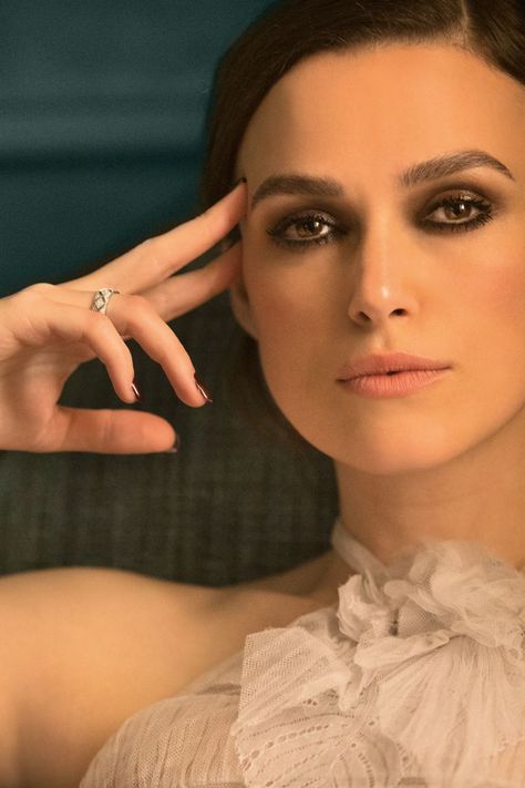 Keira Knightley Makeup, Keira Knightley Chanel, Chanel Makeup Looks, Vogue British, Keira Knightly, Beauty People, Best Lipsticks, Chanel Makeup, Elegant Makeup