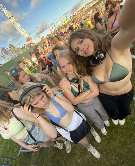 Love Saves The Day Festival, Boardmasters Festival Outfits, Boardies Outfits, Boardmasters Outfit, Cornwall Outfits, Festival Outfit Uk, Friendgroup Aesthetic, Boardmasters Festival, Uk Festival