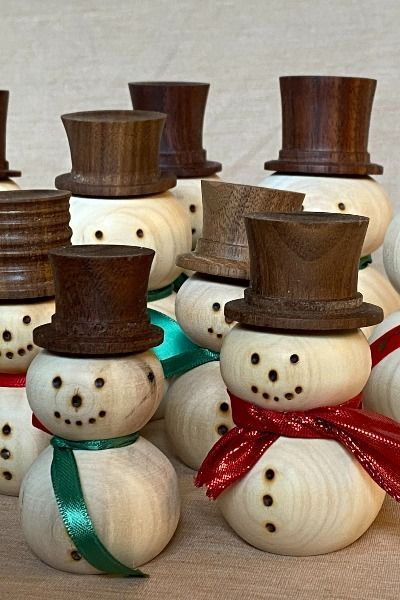 these 3"-5" snowmen won't melt when the weather warms up.  the aspen wood is salvaged from dead trees around my house in Manitou Springs, Colorado. Manitou Springs Colorado, Wood Turning Pens, Halloween Gourds, Christmas Diy Wood, Manitou Springs, Wood Snowman, Aspen Wood, Wooden Christmas Decorations, Woodworking Toys