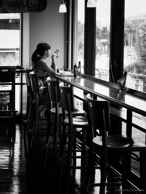 Mariel Hemingway, Photography Storytelling, Restaurant Photography, Eating Alone, Black And White Landscape, Photo Pose Style, The Cafe, Black And White Portraits, Portrait Poses