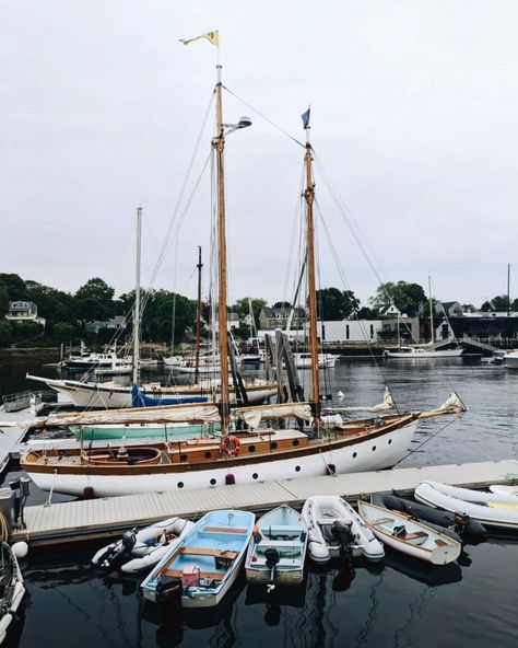 20 Maine Towns to Visit Before You Die 8 Maine Aesthetic, Oceanfront Cottage, Maine Beaches, Bar Harbor Maine, Sailing Cruises, Mount Desert Island, Seaside Village, Ice Climbing, Desert Island