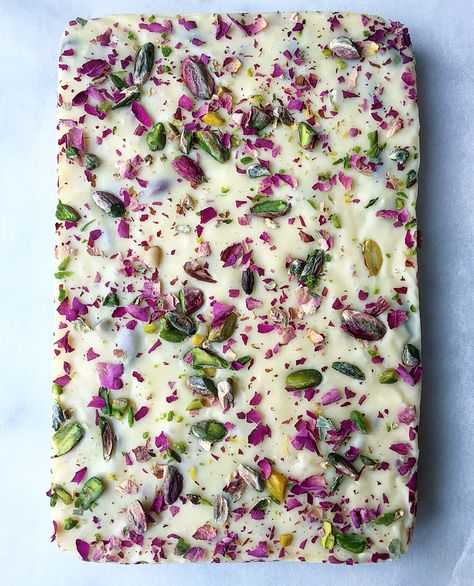 White Chocolate Bark Recipes, Halva Recipe, White Chocolate Bark, Chocolate Bark Recipe, Chocolate Dishes, Melting White Chocolate, Bark Recipe, Dried Strawberries, Chocolate Bark