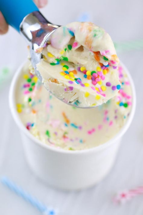 5 Minute Cake Batter Frozen Yogurt (No Machine). The easiest Frozen Yogurt recipe you will ever make. Made with all Natural ingredients, this frozen yogurt can be made in just 5 minutes without an ice cream machine or stirring every 30 minutes. 5 Minute Cake, Easy Frozen Yogurt, Healthy Frozen Yogurt, Cheap Desserts, Healthy Party Snacks, Frozen Yogurt Recipes, Party Snacks Easy, Coconut Dessert, Batter Recipe