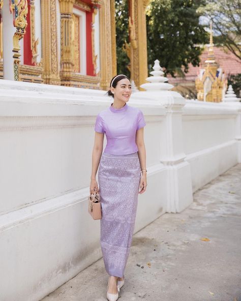 Thailand Dress Modern, Baju Kurung Moden Style, Silk Top Outfit, Kimberley Anne Woltemas, Kimmy Kimberley, Thai Dresses, Model Dress Kebaya, Skirt Styling, Thailand Dress