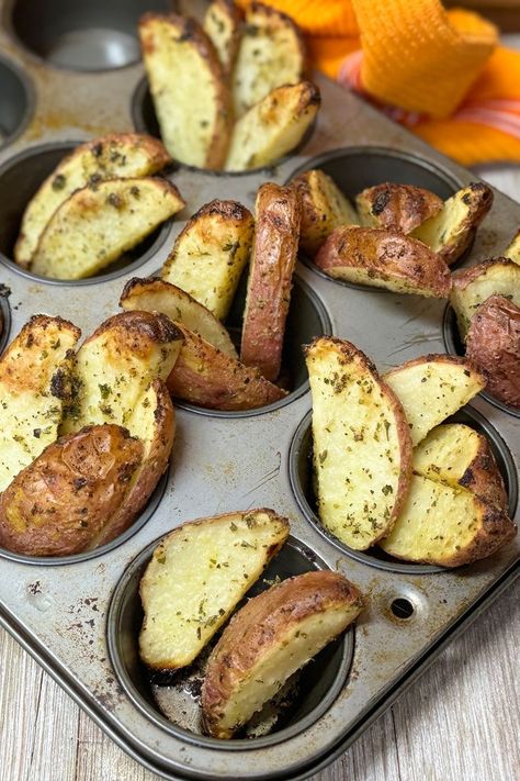 Potato Wedges In Muffin Tin, Potato In Muffin Tin, Muffin Pan Potatoes, Muffin Potatoes, Pan Roasted Potatoes, Roasted Potato Wedges, Potato Wedges Recipe, Potato Wedges Baked, Roasted Potato