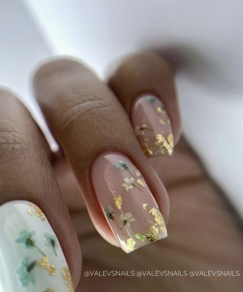 Dehydrated Flower Nails, Single Flower Nail Art, Spring Nails With Dried Flowers, Almond Foil Nails, Gold And Flower Nails, Nail Art With Gold Foil, Dry Flower Nail Designs, Dryflower Nails, Gold Flower Nail Designs