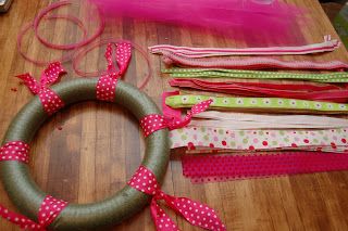 Christmas Wreath Ribbon, Ribbon Wreath Diy, Ribbon Wreath Christmas, Small Wreath, Diy Christmas Wreath, Wreath Ribbon, Diy Spring Wreath, Material Wreaths, Fabric Wreath