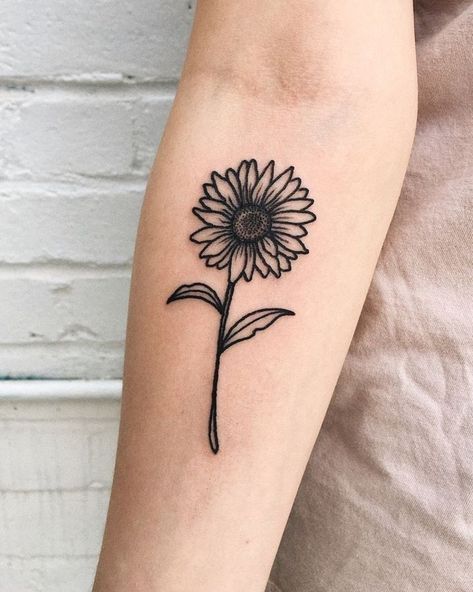 39 Impressive Black And White Sunflower Tattoo Ideas ... #tattooideas #sunflowertattoos Herz Tattoo Klein, Dragons Tattoo, Sunflower Tattoo Shoulder, Sunflower Tattoo Small, Herz Tattoo, Shape Tattoo, Cat Tattoos, Disney Tattoo, Japanese Tattoos