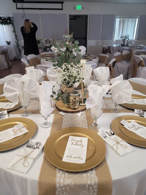 Formal Dinner Party Decorations, Burlap And Gold Table Decorations, Banquet Table Set Up, 50th Anniversary Cake Table Ideas, 50th Birthday Table Setting Ideas, White And Gold Table Decorations, Vaquera Quinceanera Ideas, White And Gold Table Setting, 50th Birthday Table Decorations