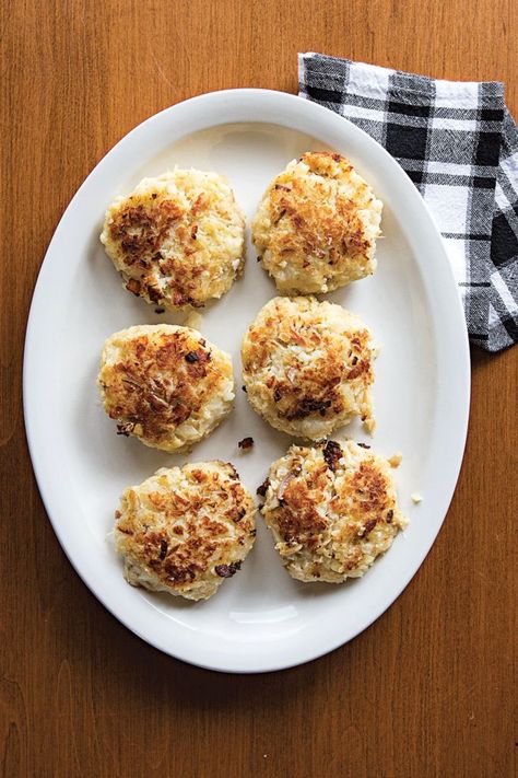 Salt cod is mashed with fluffy potatoes to make these bite-size pan-fried cakes from Prince Edward Island. Acadian Recipes, Sour Cream Dipping Sauce, Cod Cakes, Holiday Party Appetizers, Best Appetizer Recipes, Canadian Food, Holiday Appetizers, Fish Cake, Perfect Appetizers