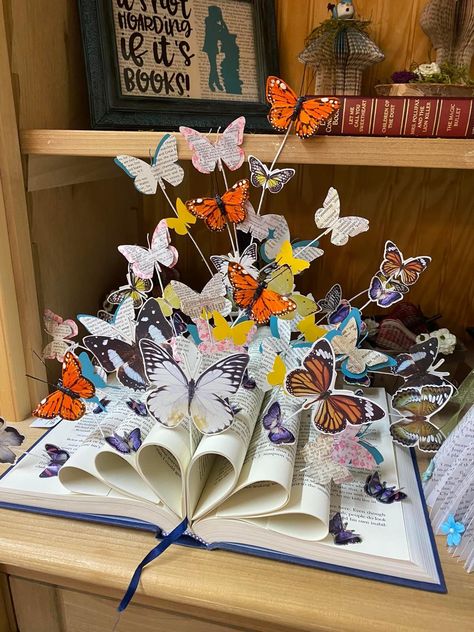 School Library Decor, Book Art Sculptures, Old Book Crafts, Library Book Displays, Book Page Crafts, Altered Book Art, Folded Book Art, Book Sculpture, Library Decor