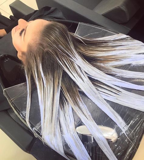 Highlights Dark Hair, How To Balayage, Hair Dye Techniques, Babylights Blonde, Blonde Highlights On Dark Hair, Hair Halloween, Hair Color Chart, Straight Blonde Hair, How To Lighten Hair