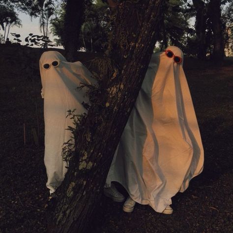 Halloween Picture Ideas Best Friends, Ghost Pumpkin Photoshoot, Halloween Ghost Photoshoot Ideas, Halloween Photos With Friends, Ghost Sunglasses Photoshoot, Halloween Photoshoot Best Friends, Halloween Pic Ideas, Couples Ghost Photoshoot, Ghost Photoshoot Friends