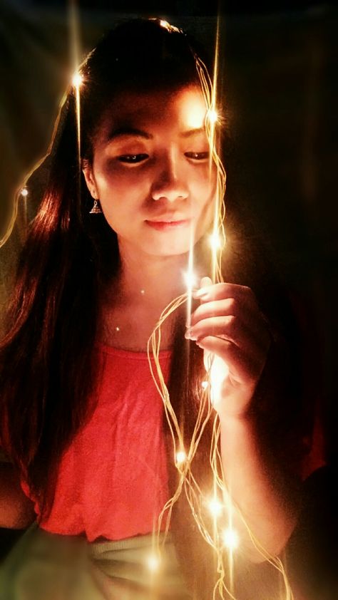 Diwali Photoshoot, Photoshoot Ideas At Home, Diwali Photography, Aesthetic Poses, Light Portrait, Poses Women, Self Portrait Poses, Profile Pictures Instagram, Fairy Light