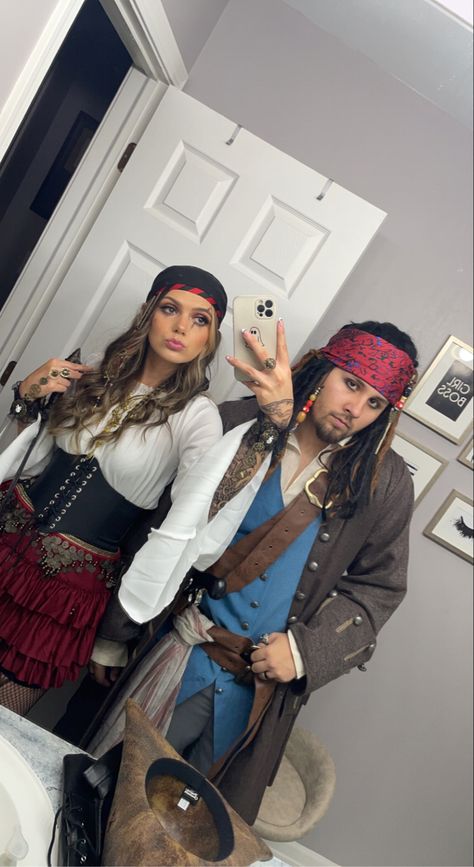 Pirate Halloween Costumes Couples, Couples Pirate Costume, Pirate Costume Couple, Pirate Couple, Pirate Costumes, Halloween Parejas, Pirate Halloween Costumes, Couple Costume, Pirate Halloween