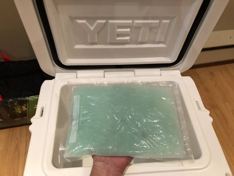 Cooler Ice Pack Diy, Diy Ice Pack For Cooler, Cooler Hacks, Diy Ice Packs, Homemade Cooler, Homemade Ice Pack, Ice Packs For Coolers, Diy Ice Pack, Diy Cooler