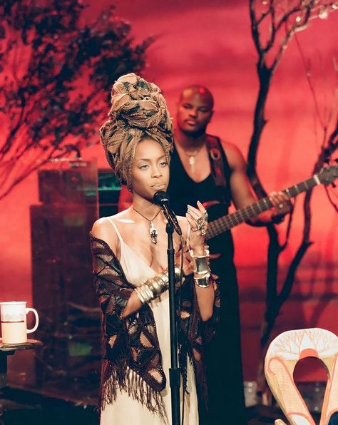 Archive Culture on Twitter: "Erykah Badu on The Tonight Show ,1997. https://t.co/VnDPGlKzkv" / Twitter Erykah Badu Concert, Eryka Badu, Erykah Badu Style, Hippy Aesthetic, Boohoo Style, Afro Punk Fashion, Erykah Badu, Earthy Outfits, The Tonight Show