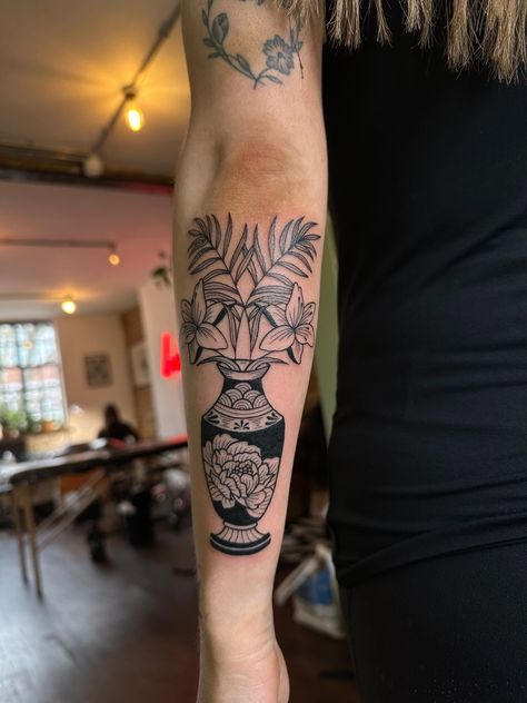 Mexican Pottery Tattoo, Mexican Vase Tattoo, Vase Leg Tattoo, Traditional Thigh Piece, Pitcher Tattoo, Tattoos That Represent Healing, Traditional Tattoo Vase, Drew Tattoo, Vase Tattoo