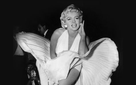 #marilyn #monroe #dark #bw #celebrity #4K #wallpaper #hdwallpaper #desktop Andie Walsh, Marilyn Monroe White Dress, Kevin Carter, Facebook User, Hollywood Pictures, Jennifer Beals, Hollywood Dress, Skirt Images, Steve Mccurry