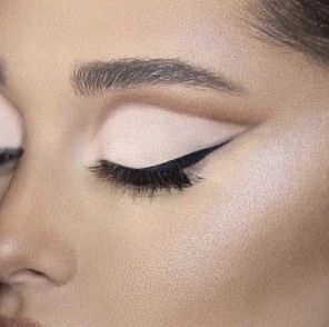 Ariana Grande Make Up Look, Ariana Grande Eye Makeup, Ariana Grande Makeup Looks, Ariana Grande Eyeliner, Ariana Grande Make Up, Ariana Makeup, 60s Cat Eye, Ariana Grande Makeup, Ethereal Makeup