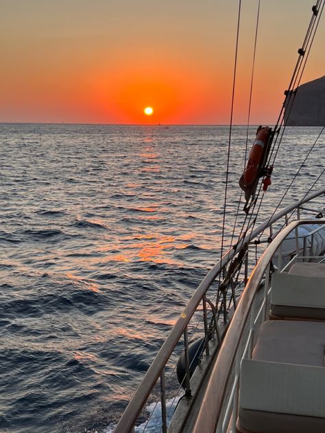 Sunset On Yacht, Yacht Sunset Aesthetic, Boat At Sunset, Boat Trip Aesthetic, Boat Sunset, 2024 Books, Atmospheric Photo, Beach Wall Collage, Vision 2024