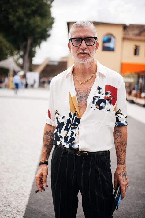 They Are Wearing: Pitti Uomo 104 [PHOTOS] Mens Outfit Inspiration, Americana Fashion, Mens Fashion Casual Outfits, Instagram Outfits, Men Fashion Casual Outfits, Street Style Inspiration, Mens Fashion Summer, New Classic, Casual Elegance