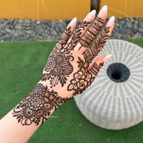 Mehendi Designs Bridal, Brides Mehndi, Mehendi Designs For Hands, Finger Designs, Henna Flowers, Mehendi Bridal, Mehndi Bridal, Hand Mehendi, Palm Henna