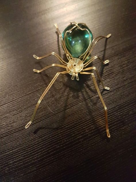 Wire Bugs Diy, Easy Wire Art, Wire Frog, Chicken Wire Art, Copper Wire Art, Wire Knitting, Spider Crafts, Wire Art Sculpture, Wire Wrap Jewelry Designs