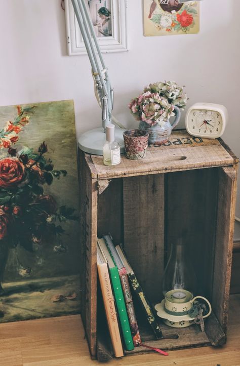 Apple Crate Bedside Table, Wood Crate Bedside Table, Vintage Crate Bookshelf, Wooden Crate Side Table, Vintage Crates Ideas, Bedside Table Unique, Vintage Crate Decor, Tiny Bedside Table Ideas, Vintage Bedside Table Ideas