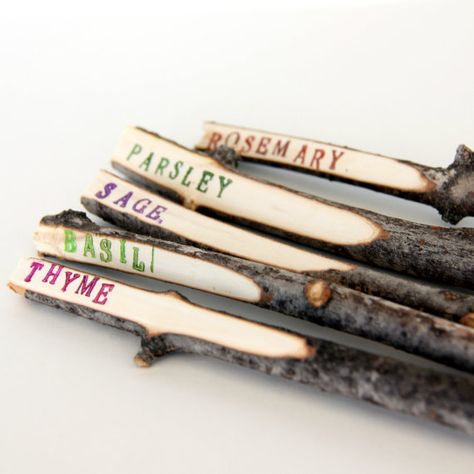 DIY : twigs as garden markers #Marker, #Twigs Herb Markers, Garden Tags, Have Inspiration, Garden Markers, Plant Markers, Plant Hangers, Veggie Garden, Rustic Gardens, Herb Garden