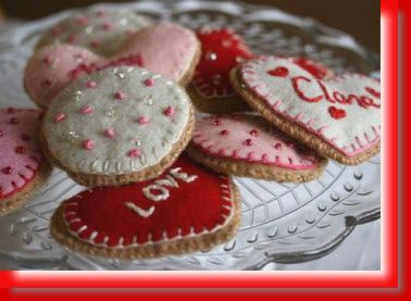 DIY Felt Valentine Cookies Valentine Decor Ideas, Felt Valentine, Felt Cookies, Holiday Crafts Easter, St Patties, Wool Felt Projects, Felt Play Food, Happy Hearts Day, Valentines Decor